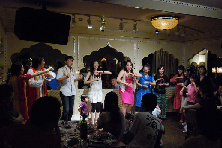 参加者も一緒になってダンシングゥ♪